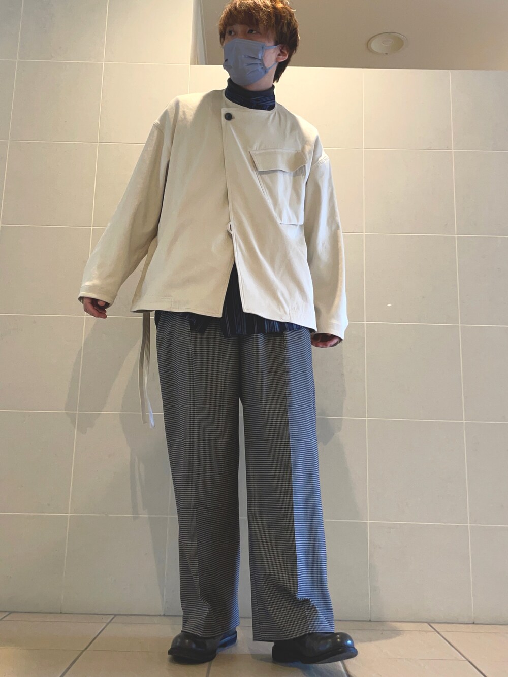 「大人コーデ、きれいめカジュアル、ビッグシルエット、今日のコーデ、冬、キレイめ、シンプルコーデ、ワイドパンツ、白コーデ」｜「MAISON SPECIALの《ユニセックスアイテム》ウールブレンドチェックワンタックイージーワイドパンツ 【MAISON SPECIAL/メゾンスペシャル】■セットアップ対応■（スラックス、ブラック系）」を使った、KOZIさん（メンズ・173cm）の冬コーディネートの1枚目の写真
