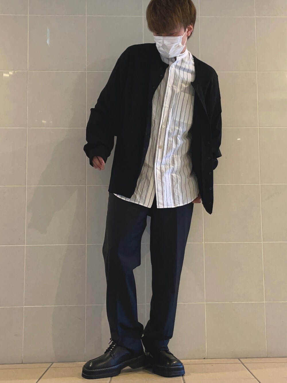 「カーディガン、シャツスタイル、ストライプ、シンプル、カジュアルコーデ、秋服、大人カジュアル、秋ルック紹介するよ、革靴、あつぞこシューズ、きれいめカジュアル」｜「MAISON SPECIALの《ユニセックスアイテム》マルチファブリックストレッチストレートパンツ 【MAISON SPECIAL/メゾンスペシャル】（スラックス、ブラック系）」を使った、KOZIさん（メンズ・173cm）の秋コーディネートの1枚目の写真