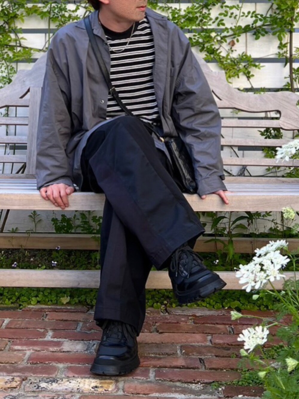 「ボーダー、リメイク、シャツスタイル、ワイドパンツ、春服、休日スタイル、シンプル、カーゴパンツ」｜「MAISON SPECIALの《ユニセックスアイテム》【SPECIAL REMAKE FACTORY コラボ】サスティナブルリメイクカーゴパンツ 【MAISON SPECIAL/メゾンスペシャル】（カーゴパンツ、ブラック系）」を使った、KOZIさん（メンズ・173cm）の春コーディネートの1枚目の写真