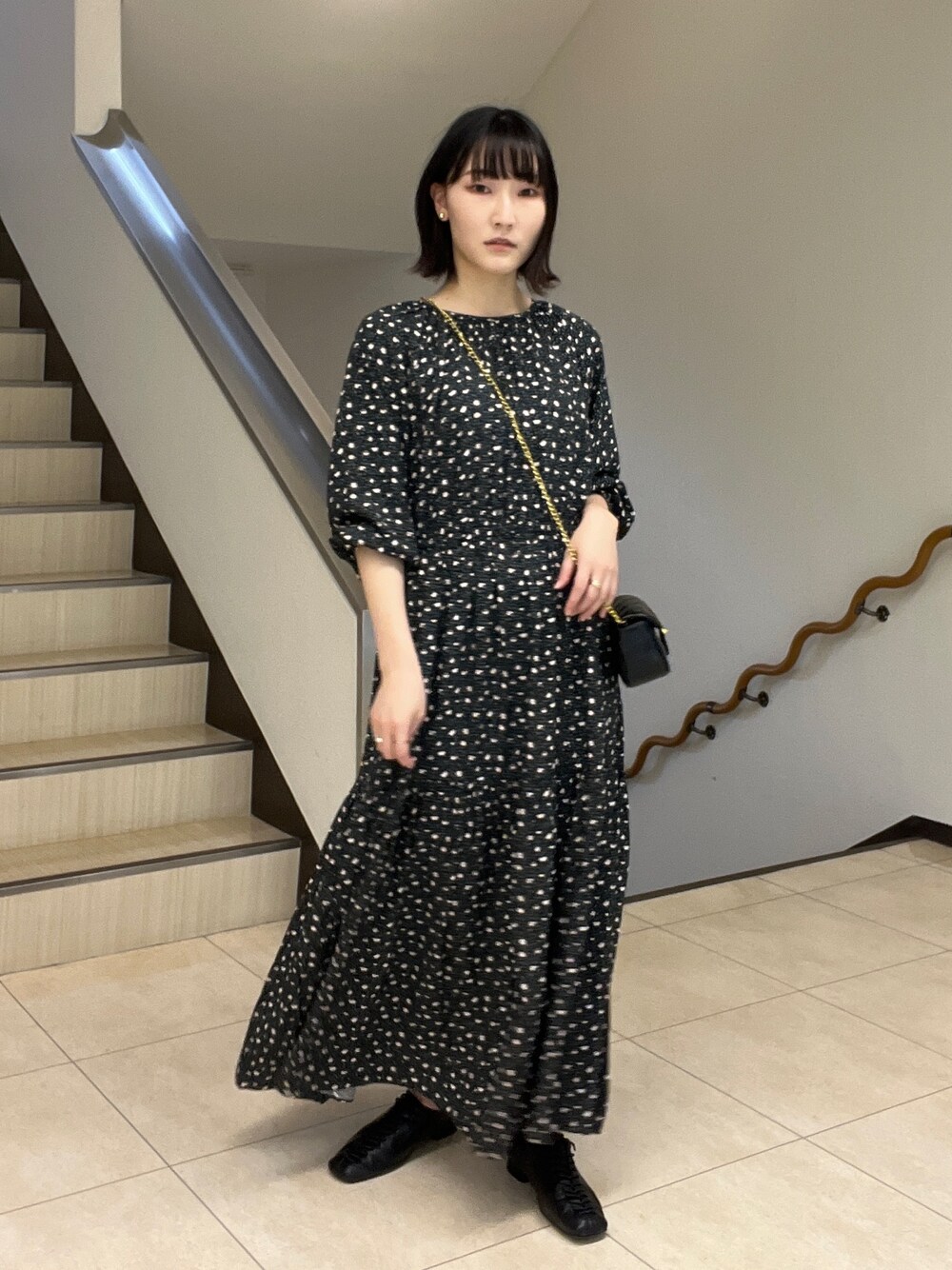 レーヨンフラワープリントワンピースを使った人気ファッション