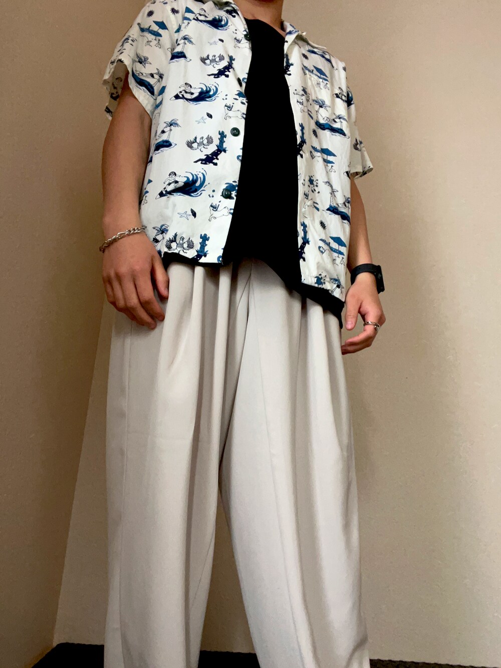 「シンプル、お出かけコーデ、アドラー、柄シャツ、ホワイト」｜「KUUUPYの2Tuck Easy Tapered Pants - 2タックイージーテーパードパンツ（スラックス、ホワイト系）」を使った、haruさん（メンズ・168cm）の春コーディネートの1枚目の写真