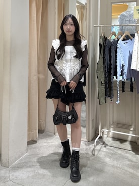 「w closet（ダブルクローゼット）のフリルショートパンツ（その他パンツ、ブラック系）」を使った、悠さん（レディース・158cm）の春コーディネート
