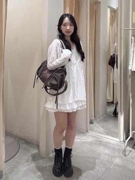 「w closet（ダブルクローゼット）の【3色展開/ウエストゴム】ドロストフードシャツ（シャツ/ブラウス、ホワイト系）」を使った、悠さん（レディース・158cm）の春コーディネート