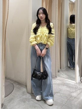 「w closet（ダブルクローゼット）の【6色展開/前後着用可能】2wayフリルブラウス（シャツ/ブラウス、イエロー系）」を使った、悠さん（レディース・158cm）の春コーディネート