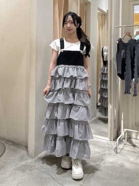 「w closet（ダブルクローゼット）の【6色展開/チェック/ドット柄】フリルティアードジャンパースカート/ワンピース（ジャンパースカート、ブラック系）」を使った、悠さん（レディース・158cm）の春コーディネート