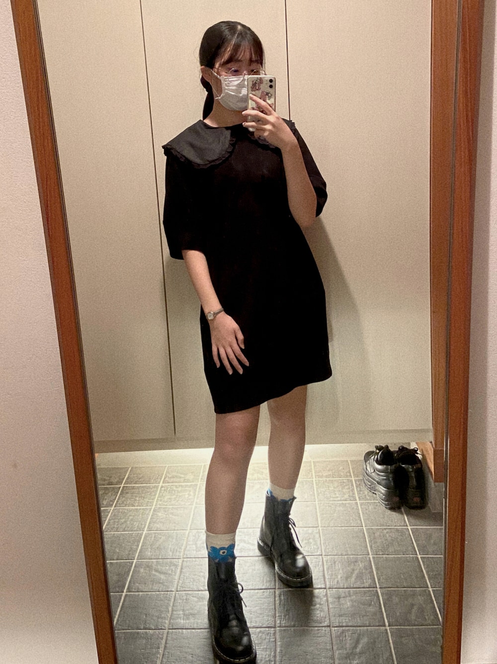 「Dr.Martens、つけ襟、ビッグカラー」｜「theoryのTheory - スリットネック デイドレス - women - ポリエステル/アセテート - 6（ワンピース、ブラック系）」を使った、dyn00さん（レディース・165cm）の秋コーディネートの1枚目の写真
