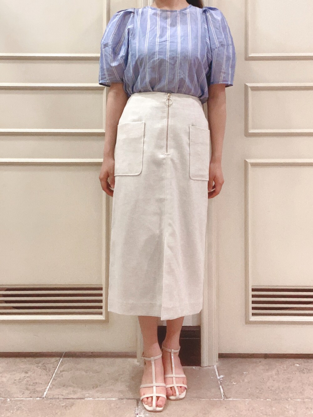 「大人カジュアル、お出かけコーデ、リラックススタイル、シンプル、カラーコーデ、雨の日コーデ、ボリューム袖、ootd、ストライプ」｜「Te chichiのTストラップサンダル（サンダル、ホワイト系）」を使った、りおさん（レディース・158cm）の春コーディネートの1枚目の写真