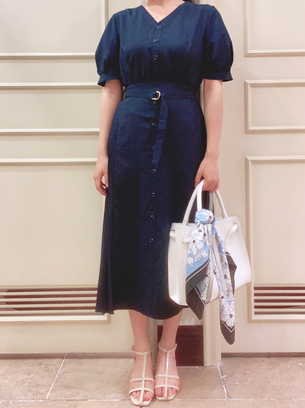 「大人カジュアル、ゆるコーデ、初夏コーデ、カジュアルコーデ、今日のコーデ、夏コーデ、春コーデ、オトナカワイイ、ワンピーススタイル、いいね、save、フォローお願いします🤑、ベスト、ナチュラル、シースルー、着回しコーデ」｜「Te chichiのパネルフラワースカーフ（バンダナ/スカーフ、ブルー系）」を使った、りおさん（レディース・158cm）の春コーディネートの1枚目の写真