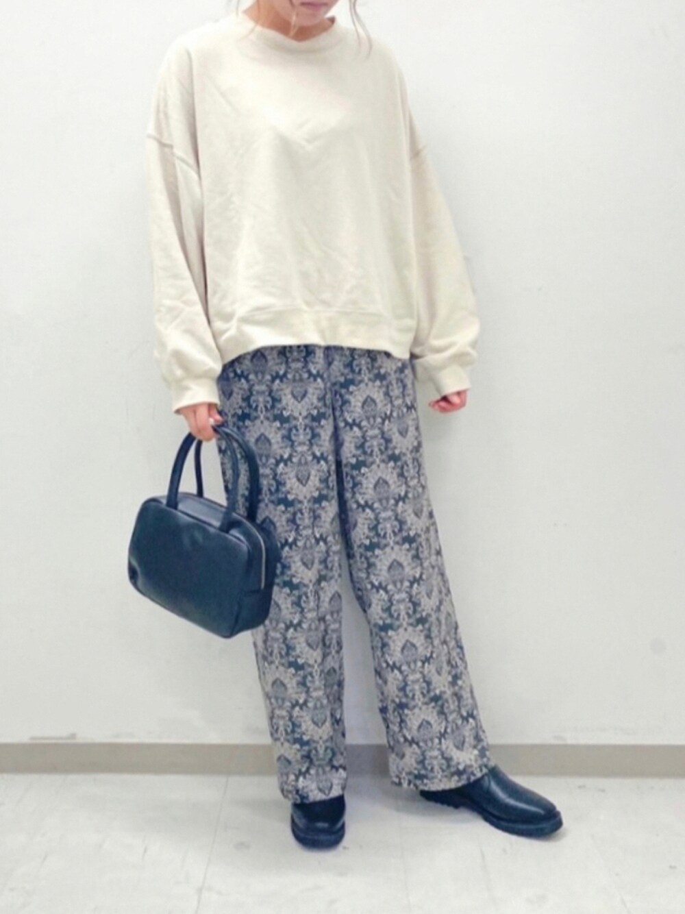 「だから秋服が好き、秋コーデ、シンプル、秋トレンド2021、低身長コーデ、オーバーサイズ、大人女子、秋、ゆったりコーデ、ミニバッグ、ショートブーツ、ロンT、白シャツ、テチチ(Te chichi)、テチチ」｜「Lugnoncureのサイドゴアブーツ（ブーツ、ブラック系）」を使った、りおさん（レディース・158cm）の秋コーディネートの1枚目の写真