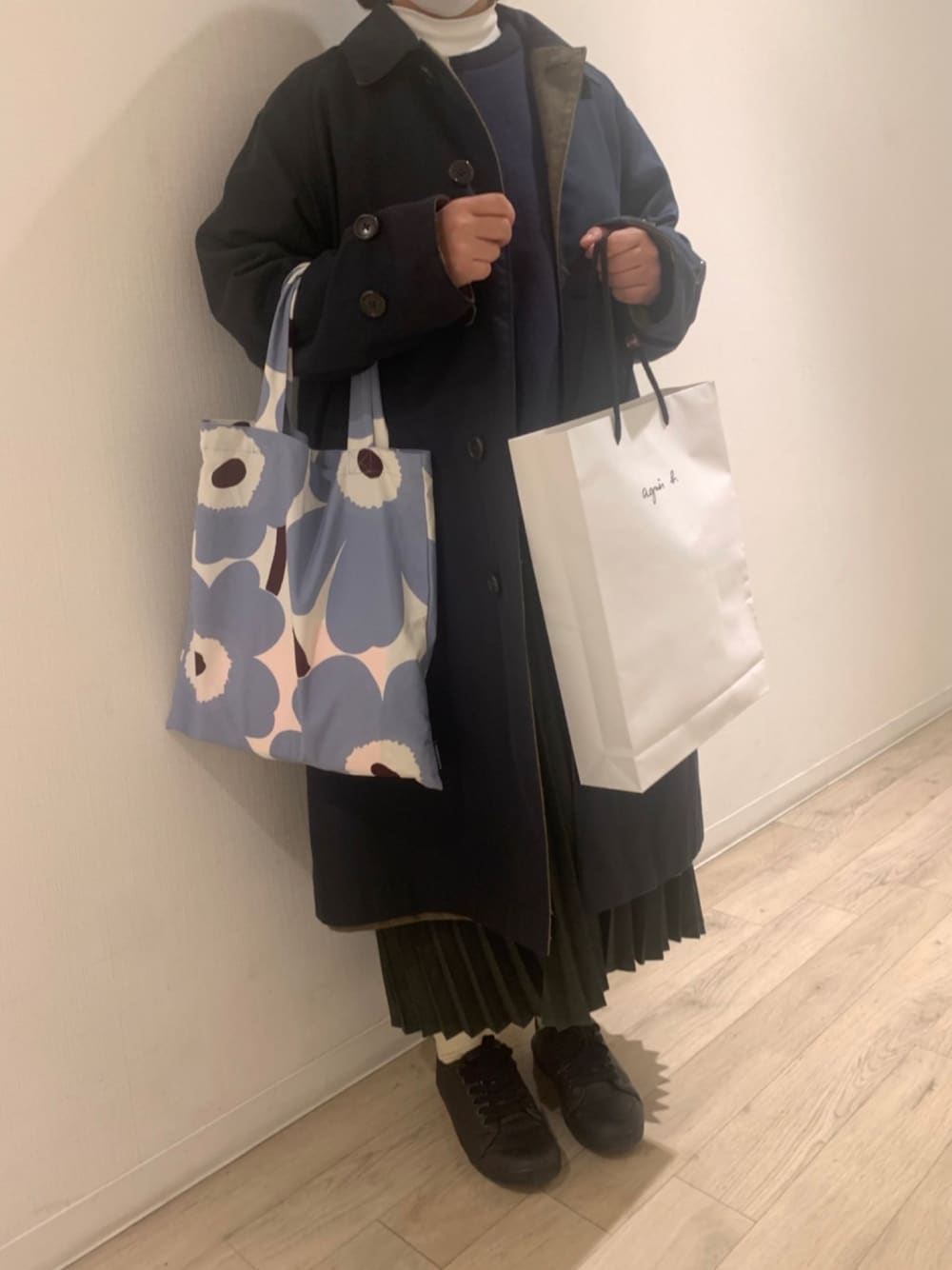 「お出かけコーデ、低身長コーデ、ハイネック、おしゃれさんと繋がりたい」｜「marimekkoの【JAPAN EXCLUSIVE】Pieni Unikko / bag 33x32（トートバッグ、ブルー系）」を使った、ℹ️さん（レディース・144cm）の秋コーディネートの1枚目の写真