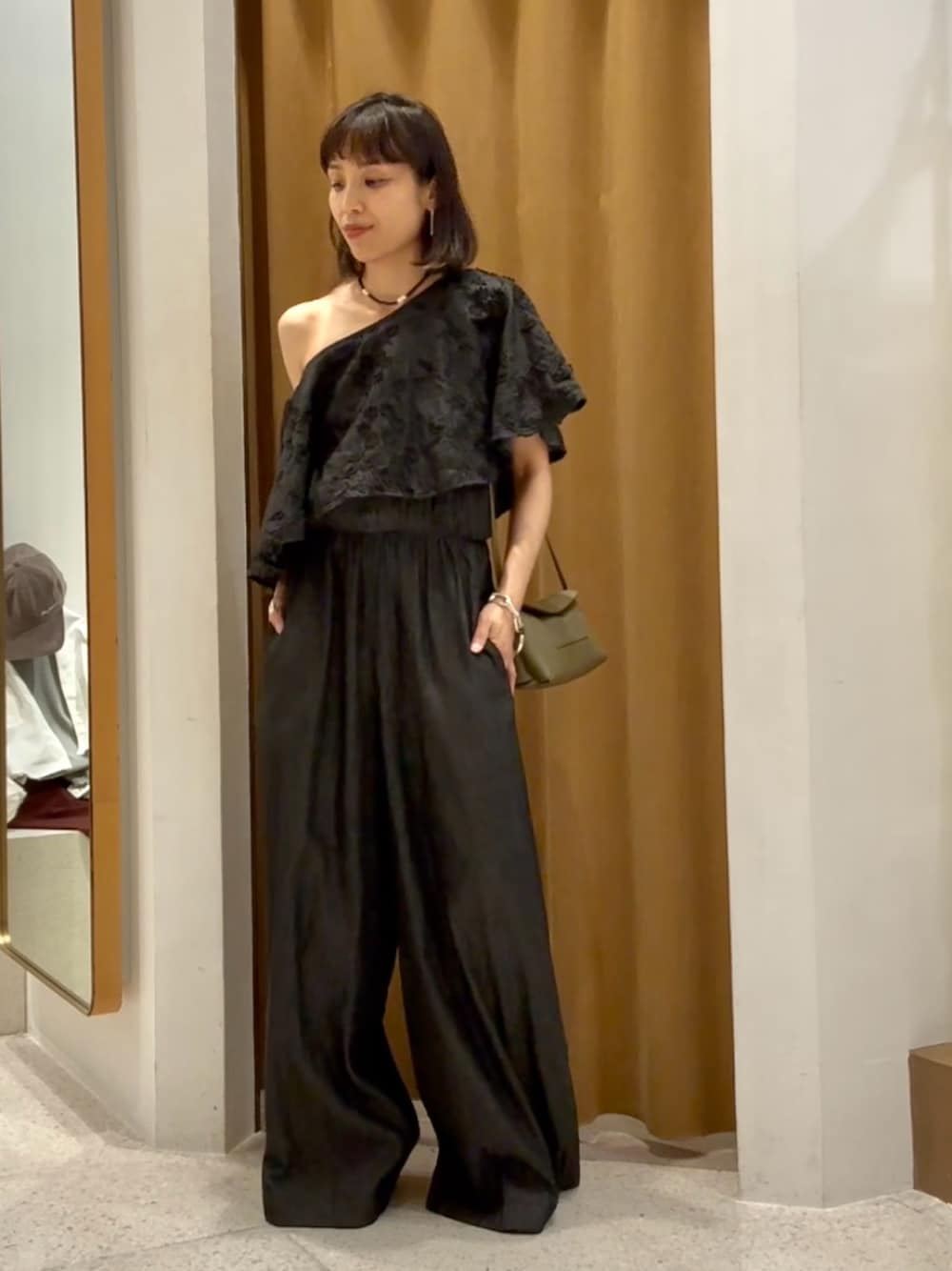 「モノトーン、お出かけコーデ、低身長コーデ、デートコーデ、夏服コーデ、大人コーデ、デニム、オールインワン、刺繍、オフショル、オフショルダー、ブラックコーデ、カジュアルガーリー、パンツスタイル、ショルダーバッグ」｜「Whim Gazetteのエンブロイダリージャンプスーツ（つなぎ/オールインワン、ブラック系）」を使った、ODAKAさん（レディース・153cm）の春コーディネートの1枚目の写真