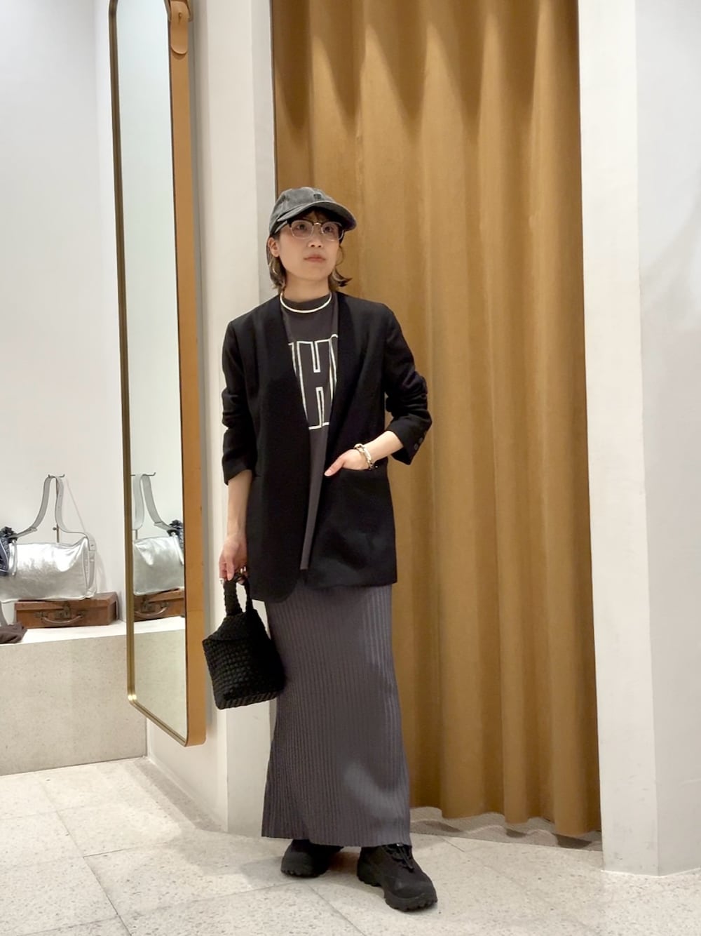 「春コーデ、おでかけコーデ、はるコーデ、ブルべ冬、大人カジュアル、ニットスカート、ジャケットスタイル、ロゴT、Tシャツ、Tシャツコーデ、キャップ、ワントーンコーデ、カジュアルコーデ、休日、ジャケット」｜「THE PAUSEの【THE PAUSE】バイオウォッシュキャップ（キャップ、ブラック系）」を使った、ODAKAさん（骨格ナチュラル・レディース・153cm）の春コーディネートの1枚目の写真