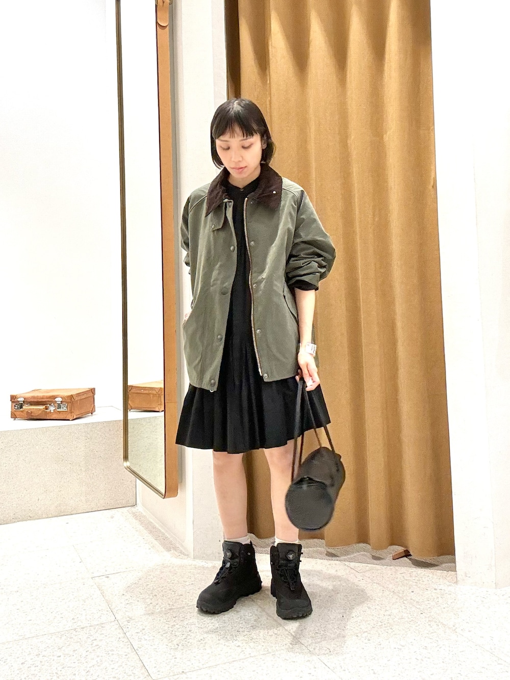 「春服コーデ、シンプルスタイル、低身長女子、アウター、アウターコーデ、ミニワンピ、骨格ナチュラル、ブルベ冬、大人カジュアル、barbour、バブアー、40代ファッション、153cmコーデ、153cm、春アウター」｜「Whim Gazetteの【Hoaw.】横長シリンダーバッグ（ハンドバッグ、ブラック系）」を使った、ODAKAさん（骨格ナチュラル・レディース・153cm）の春コーディネートの1枚目の写真