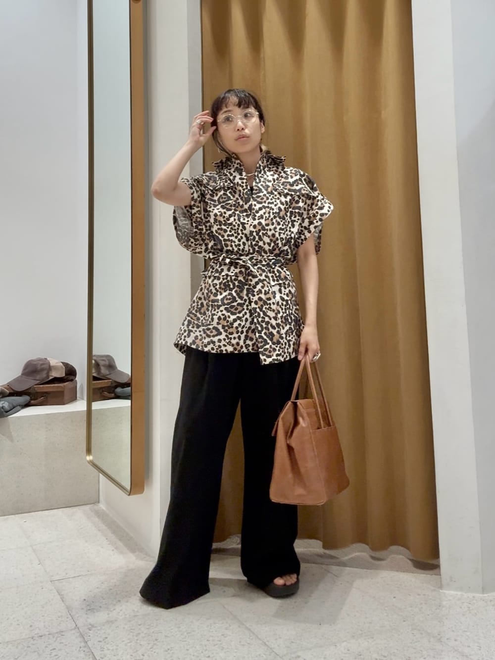 「大人カジュアル、モノトーン、最近のいい感じコーデ、オトナカジュアル、春服コーデ、春服、休日スタイル、ラフコーデ、お出かけコーデ、モノトーンコーデ、きれいめコーディネート、ブラウン、春色、40代ファッション、レオパード」｜「Whim Gazetteの【Hoaw.】ヴィンテージ加工フラップボストンバッグ（ボストンバッグ、イエロー系）」を使った、ODAKAさん（骨格ナチュラル・レディース・153cm）の春コーディネートの1枚目の写真