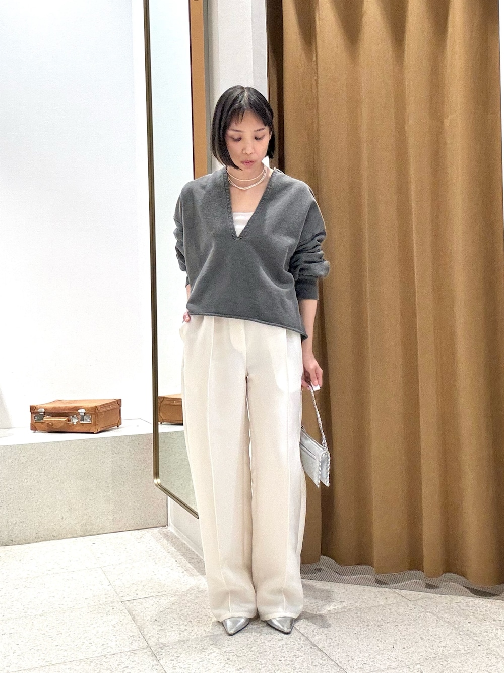 「春コーデ、春めき満開コーデ、おでかけコーデ、オトナカジュアル、シンプルスタイル、大人ファッション、パンツスタイル、大人コーデ、春服コーデ、スウェット、スウェットコーデ、ホワイトパンツ、パンツコーデ、きれいめカジュアル、キレイめカジュアル」｜「Whim GazetteのピグメントスウェットVプルオーバー（スウェット、グレー系）」を使った、ODAKAさん（レディース・153cm）の春コーディネートの1枚目の写真