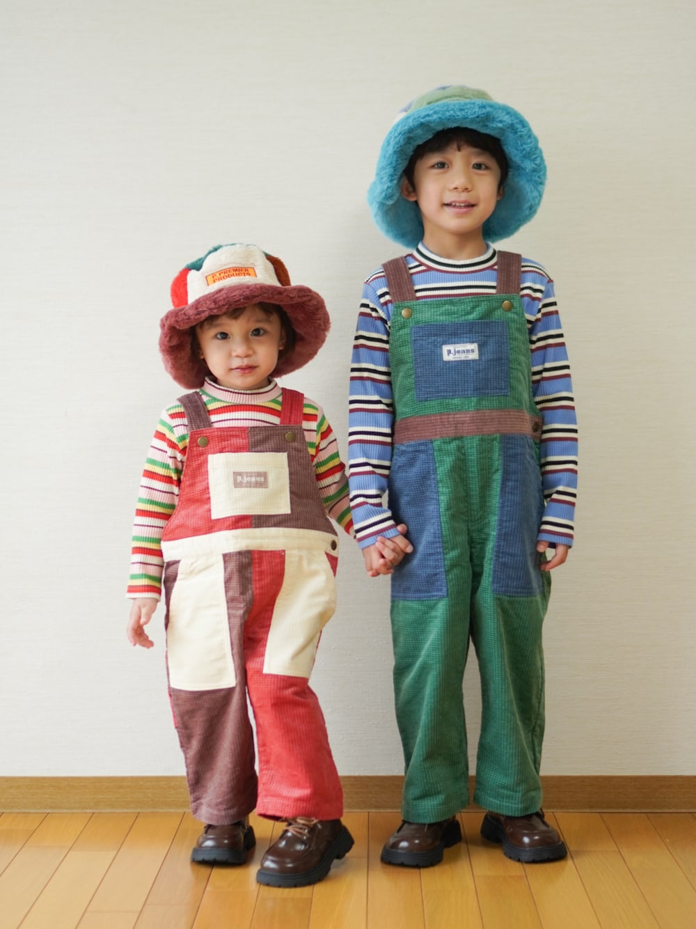 その他のTシャツ/カットソー、ブルー系のTシャツ/カットソー、グリーン系のサロペット/オーバーオールを着用したキッズの秋コーディネートの1枚目の写真