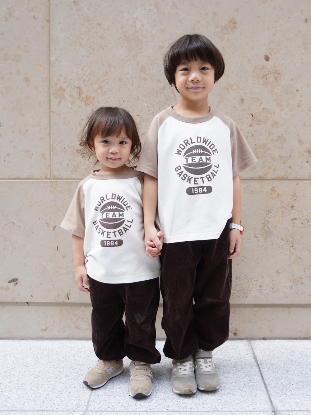 ベージュ系のスニーカー、ベージュ系のTシャツ/カットソー、ベージュ系のTシャツ/カットソーを着用したキッズの秋コーディネートの1枚目の写真