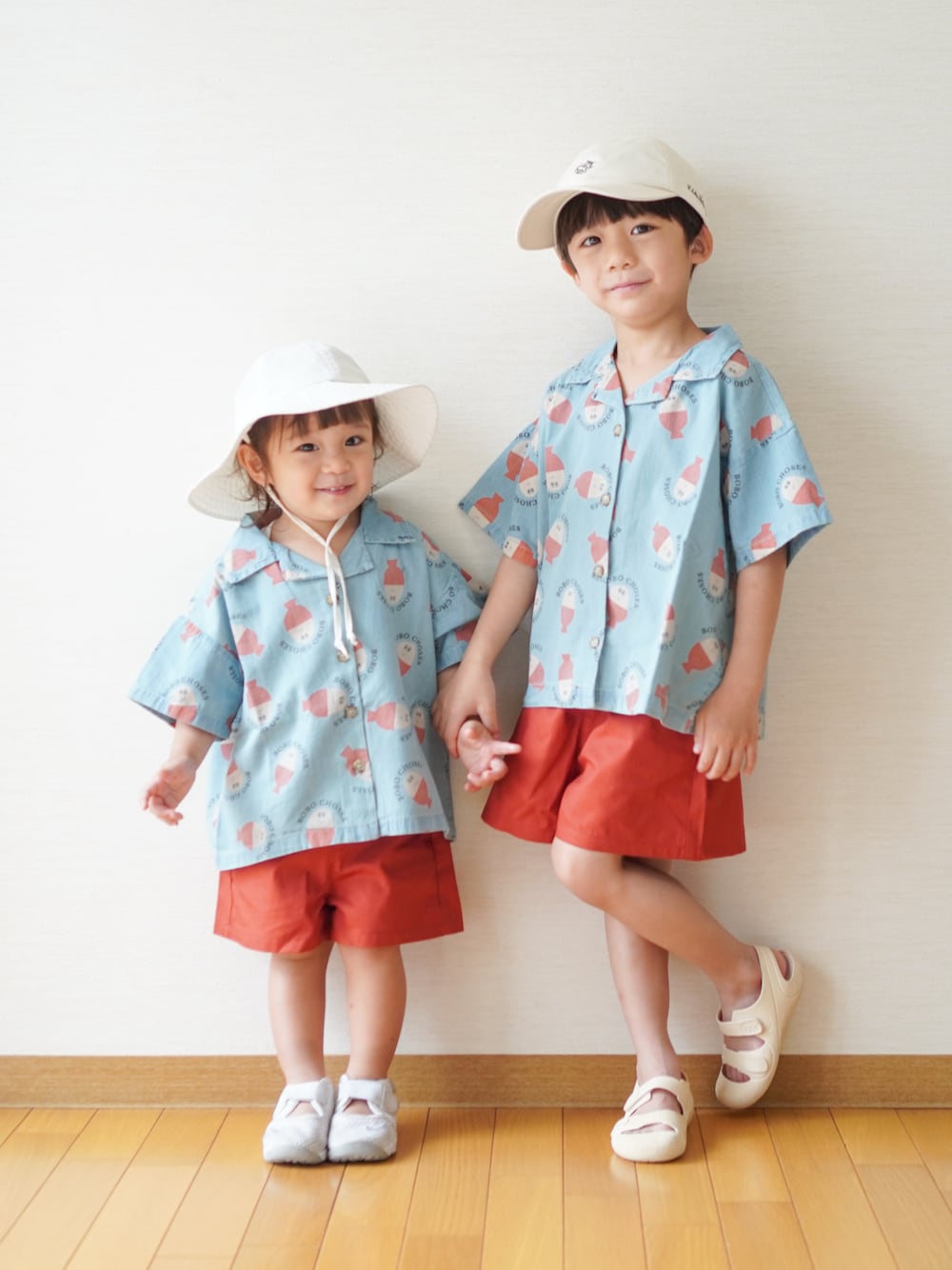 「BOBO CHOSES、bobochoses、GU、GUコーデ、igor、NIKE、兄弟コーディネート、兄弟リンクコーデ、男の子コーデ、夏コーデ、夏ルックで気分アップ、お出かけコーデ、キッズファッション」｜「BOBO CHOSESのMorning Egg all over light denim shirt（シャツ/ブラウス、ブルー系）」を使った、さっくん＆かいくんさん（キッズ・110cm）の夏コーディネートの1枚目の写真
