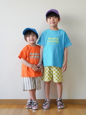 「devirock（デビロック）の【EN-JOY】どっちも前だから1人でお着替え カラフル 半袖Tシャツ（Tシャツ/カットソー、ブルー系）」を使った、さっくん＆かいくんさん（キッズ・110cm）の夏コーディネート