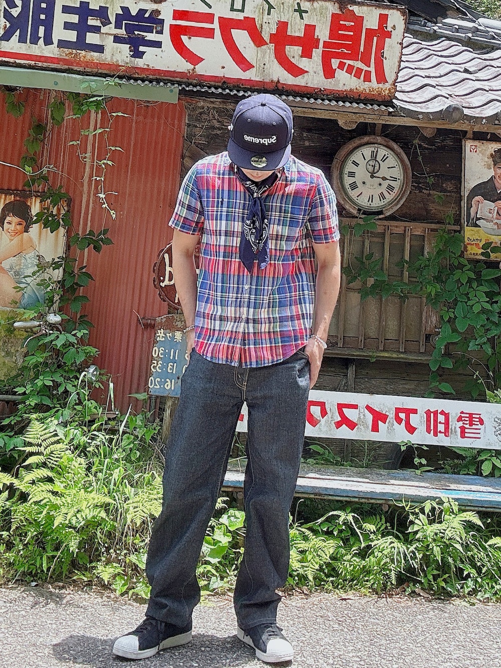 「古着、チェックシャツ」｜「Levi'sのアイテム（デニムパンツ、ブルー系）」を使った、takumendismさん（メンズ・173cm）の夏コーディネートの1枚目の写真
