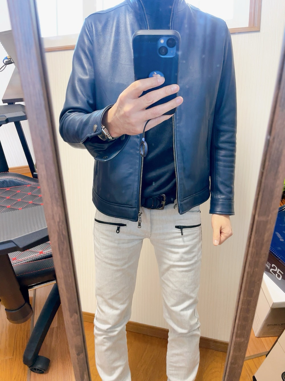 「休日スタイル、オトナカジュアル、きれいめカジュアル、革ジャン、ホワイトデニム」｜「HIDEAWAYS NICOLEの黒顔料ビットデニム（デニムパンツ、ホワイト系）」を使った、mazda1125さん（メンズ・171cm）の春コーディネートの1枚目の写真
