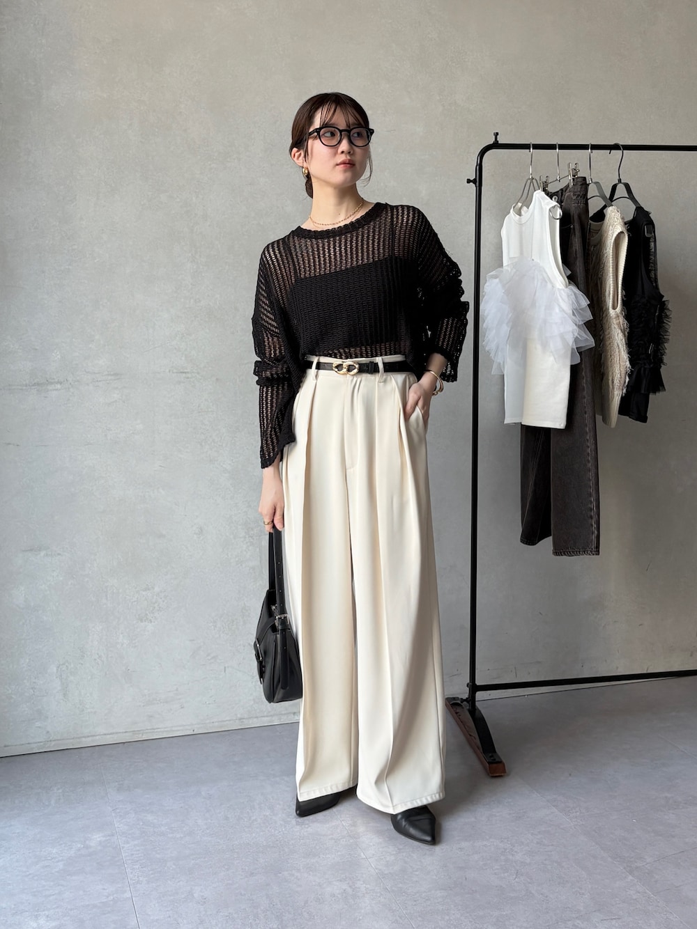 「メッシュ、メッシュニット、メッシュトップス、モノトーン、モノトーンコーデ、スラックス、スラックスパンツ、スラックスコーデ、タックパンツ、オトナカジュアル、オトナ女子、シンプル、シンプルコーデ、シンプルスタイル」｜「Thevonの【heilly/ヘイリー】コツブチェーンSETネックレス（ネックレス、ゴールド系）」を使った、omochiさん（レディース・154cm）の夏コーディネートの1枚目の写真