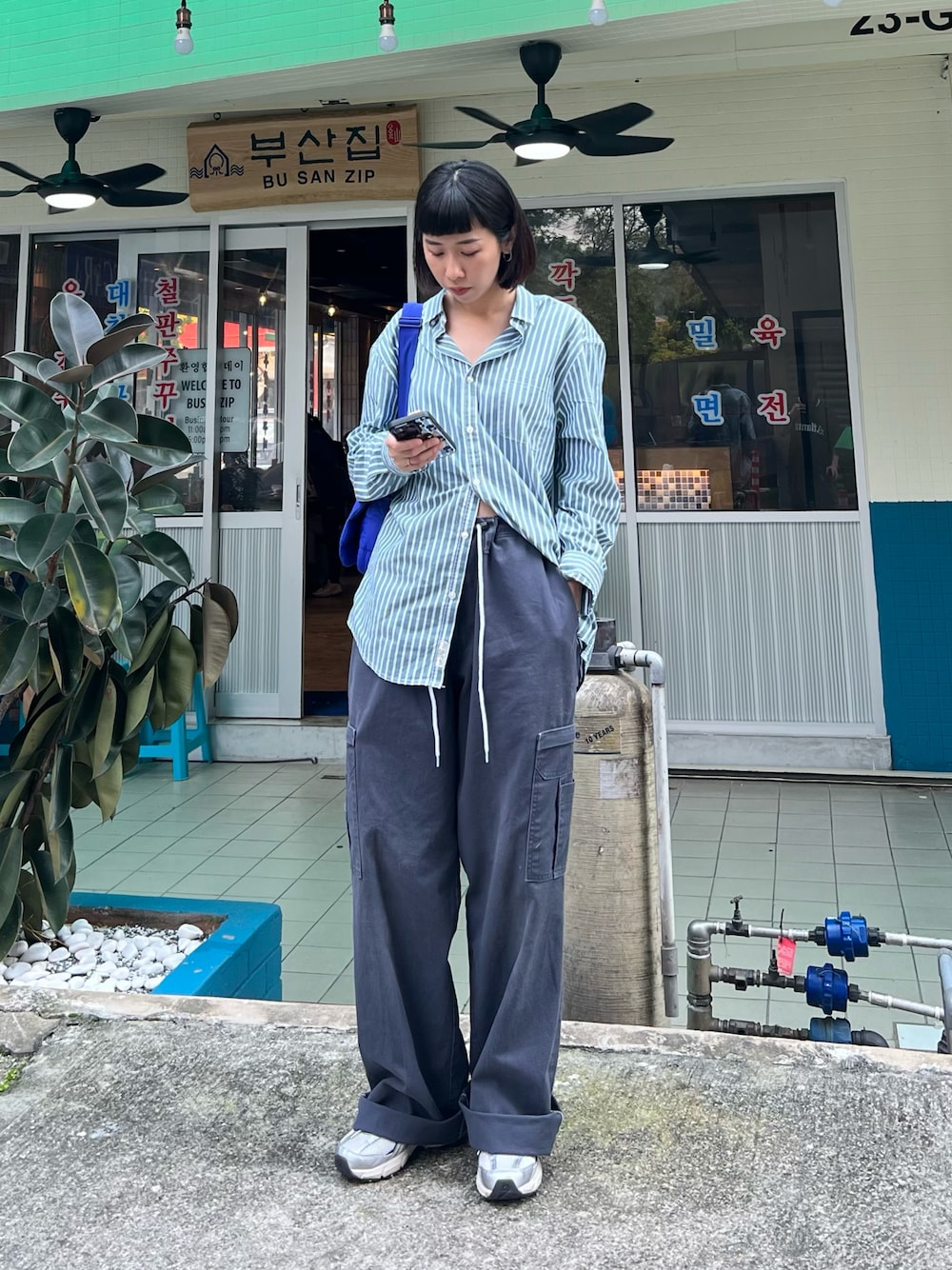 「Dickiesのアイテム（カーゴパンツ、グレー系）」を使った、zoeyjjjさん（レディース・163cm）の秋コーディネートの1枚目の写真