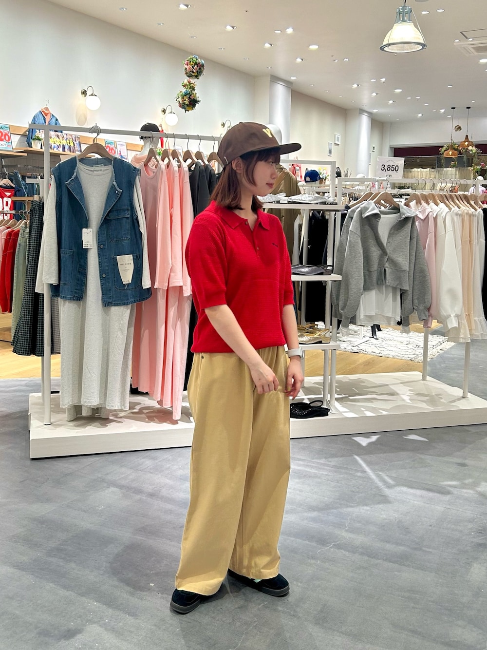 「ポロシャツ、ポロ、ポロニット、襟、襟付きトップス、襟付きニット、メッシュ、メッシュニット、メッシュトップス、チノ、チノパン、チノパンツ、チノワイドパンツ、チノパンコーデ、古着MIX」｜「CIAOPANIC TYPYの【UNISEX】フェルトロゴキャップ（キャップ、ブラウン系）」を使った、kimura_no_fukuさん（レディース・155cm）の春コーディネートの1枚目の写真