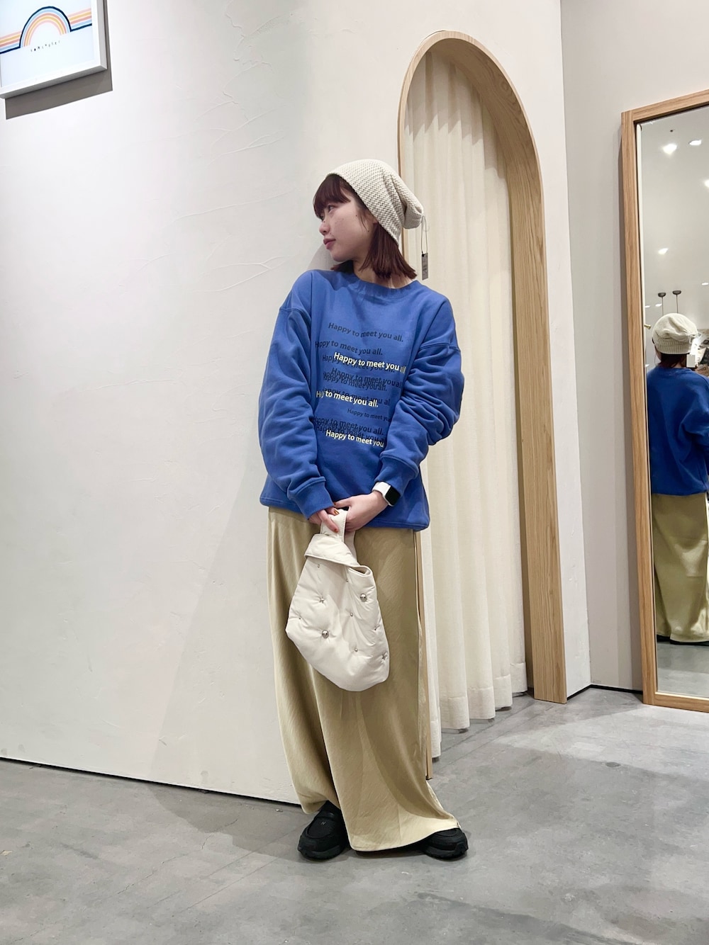 「春色、今日のコーデ、ロゴT、スウェット、ロゴスウェット、ロゴ刺繍、ロゴ刺繍スウェット、サテン、サテンスカート、ユニセックス、メンズライク、メンズライクコーデ、春服、低身長、低身長コーデ」｜「CIAOPANIC TYPYの【UNISEX】メッセージロゴ刺繍スウェット（スウェット、ブルー系）」を使った、kimura_no_fukuさん（レディース・155cm）の春コーディネートの1枚目の写真