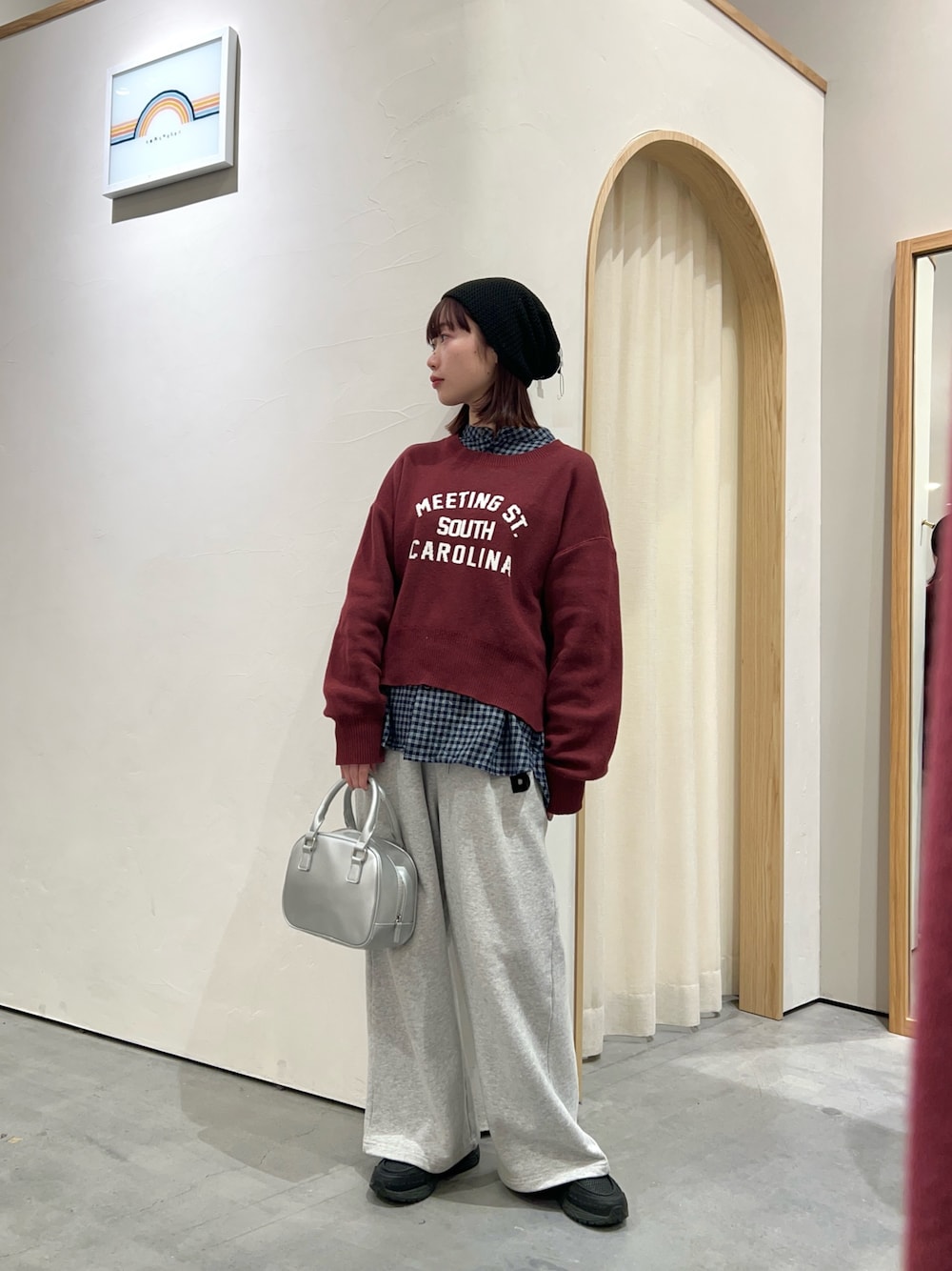 「ミニスカート、シャツ、シャツスタイル、シャツコーデ、シャツ×ニット、春、春コーデ、春ニット、ロゴニット、ロゴTシャツ、薄手、薄手ニット、スウェットパンツ、スウェットコーデ、低身長」｜「CIAOPANIC TYPYのカレッジロゴジャガードニット（ニット/セーター、レッド系）」を使った、kimura_no_fukuさん（レディース・155cm）の冬コーディネートの1枚目の写真