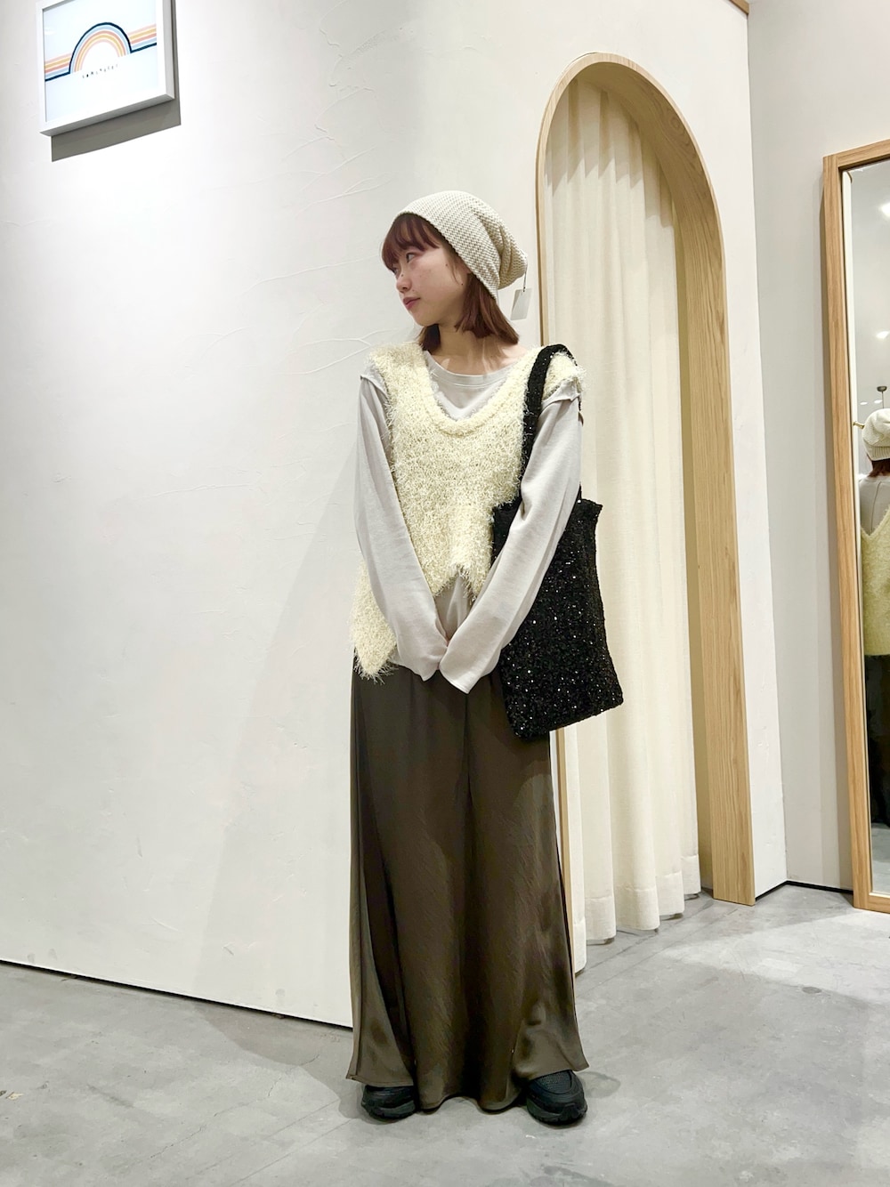 「ロンT、プチプラ、シアートップス、今日のコーデ、春、シンプル、大人かわいい、ベスト、ベストコーデ、ベストスタイル、サテン、サテンスカート、シャギー、シャギーニット、シャギーベスト」｜「CIAOPANIC TYPYの【2025年S/S新作】【プチプラ】ルーズシルエットメッシュビーニー（ニットキャップ/ビーニー、ホワイト系）」を使った、kimura_no_fukuさん（レディース・155cm）の春コーディネートの1枚目の写真