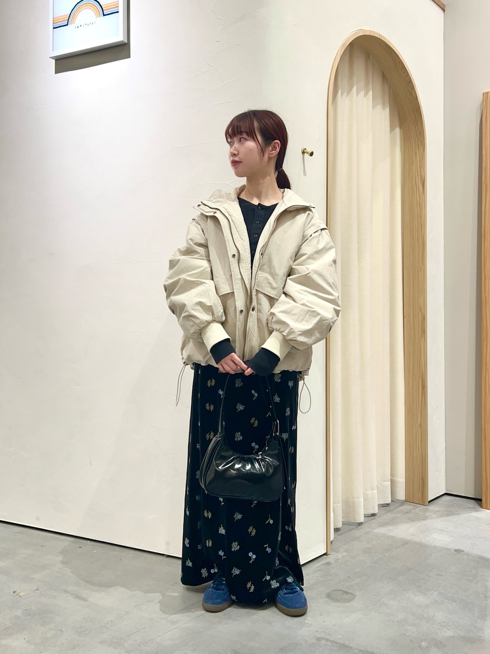 「花柄、花柄刺繍、花柄刺繍スカート、ベロア、ベロアスカート、真冬のあったかスタイル、オトナカジュアル、春先取り、モノトーンコーデ、低身長コーデ、スカートスタイル、エシンタ、デザイントップス、デザイン、オトナ女子」｜「etsintaの【etsinta/エシンタ】リメイクワッフルヘンリーTee（Tシャツ/カットソー、ブラック系）」を使った、kimura_no_fukuさん（レディース・155cm）の冬コーディネートの1枚目の写真