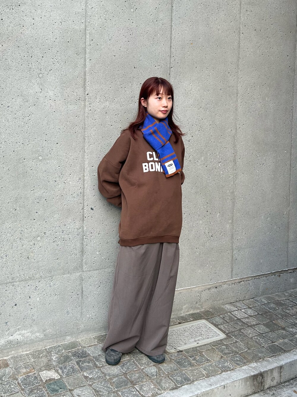 「淡色コーデ、テーマパークコーデ、秋っぽコーデ更新中、古着MIX、ブラウンコーデ、ロゴスウェット、スラックス、ワイドパンツ、ワイドスラックス、裏起毛、裏起毛スウェット、低身長、マフラー、マフラーコーデ」｜「CIAOPANIC TYPYの【MENSサイズあり】CLE'DU裏起毛ロゴスウェット（スウェット、ブラウン系）」を使った、kimura_no_fukuさん（レディース・155cm）の秋コーディネートの1枚目の写真
