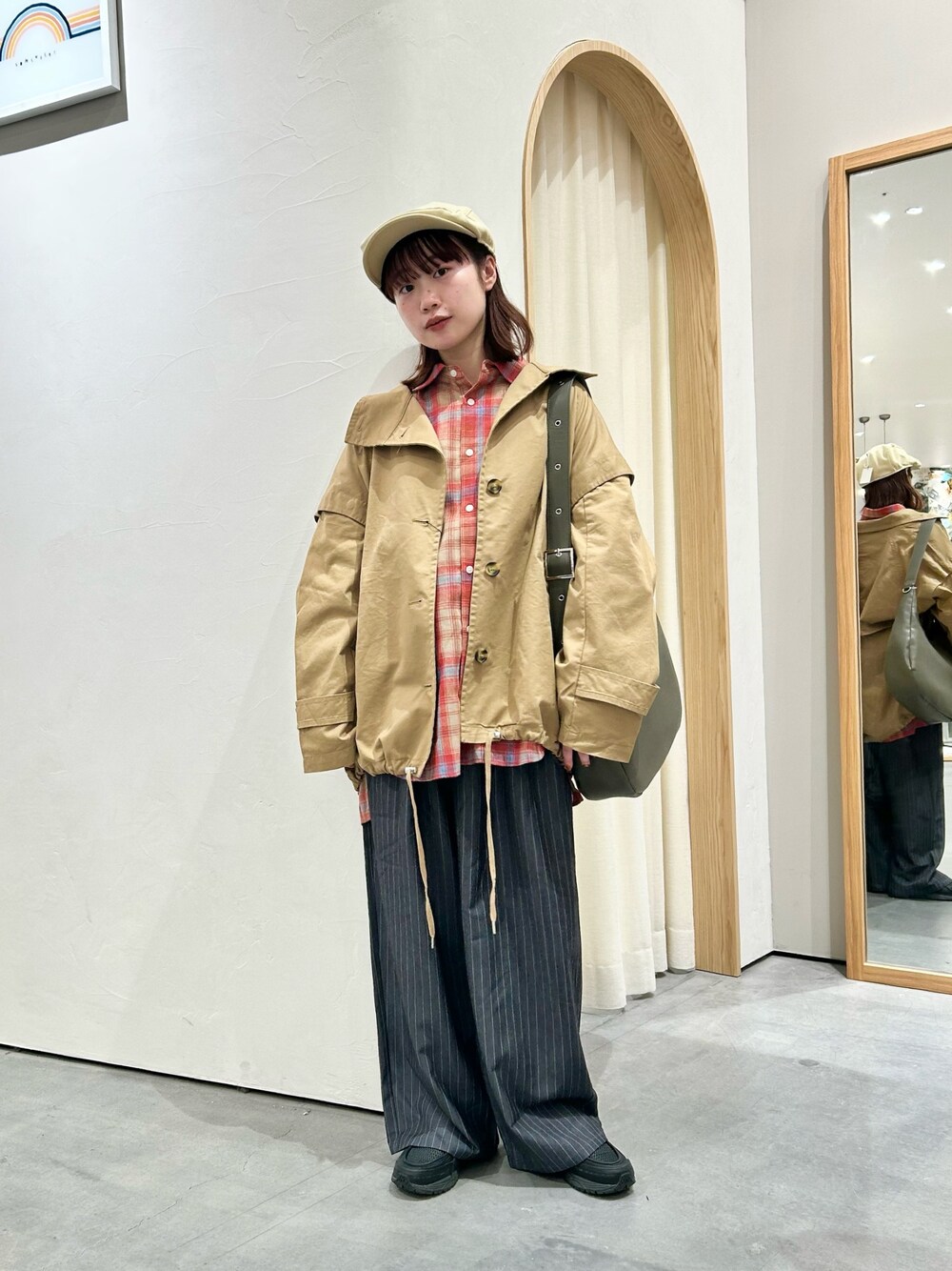 「春コーデ、春アウター、トレンチ、トレンチコート、ミドル、ミドル丈、ミドルコート、ハンチング、ハンチング帽、ベージュ、ベージュのトレンチコート、スラックス、スラックスパンツ、シャツ、シャツスタイル」｜「CIAOPANIC TYPYの【UNISEX】ハンチング帽（ハンチング/ベレー帽、ベージュ系）」を使った、kimura_no_fukuさん（レディース・155cm）の春コーディネートの1枚目の写真