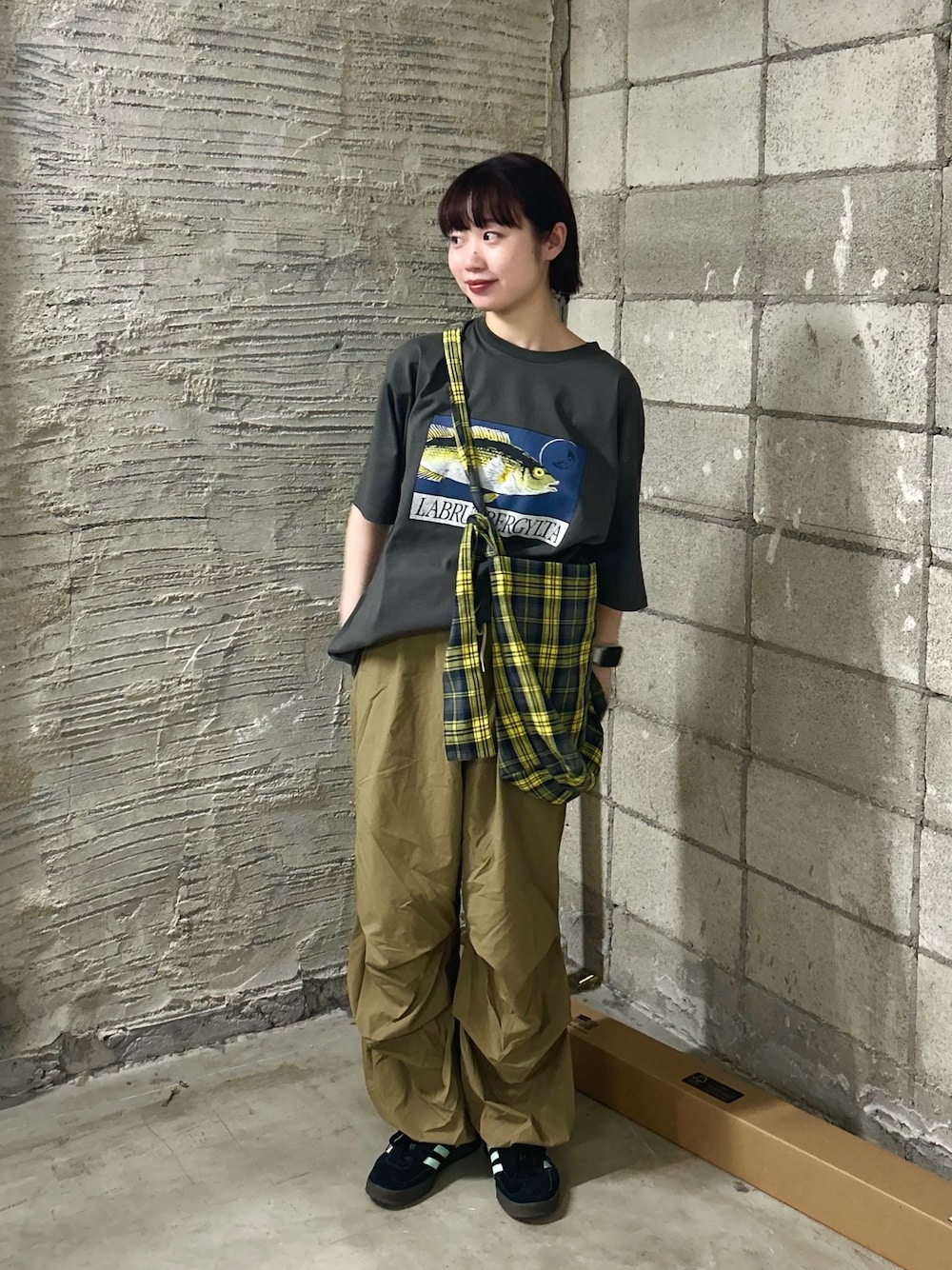 「魚、魚柄、魚プリント、さかな、さかな柄、Tシャツ、ナイロン、ナイロンパンツ、ショルダーバッグ、チェック、チェック柄、チェックバック、ショルダー、ワイドパンツ、雨の日コーデ」｜「CIAOPANIC TYPYの【UNISEX】レトロ魚TEE（Tシャツ/カットソー、グレー系）」を使った、kimura_no_fukuさん（レディース・155cm）の春コーディネートの1枚目の写真