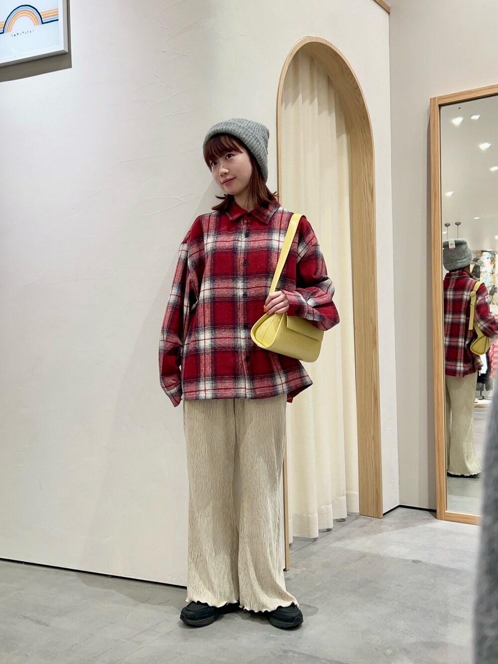 「シャツ、シャツスタイル、シャツコーデ、古着、古着MIX、古着コーデ、ニット帽、プリーツ、プリーツパンツ、ベロアパンツ、ベロア、ベロアプリーツ、ベロアプリーツパンツ、メンズライク、ユニセックス」｜「CIAOPANIC TYPYのニットキャップ（ニットキャップ/ビーニー、グレー系）」を使った、kimura_no_fukuさん（レディース・155cm）の冬コーディネートの1枚目の写真