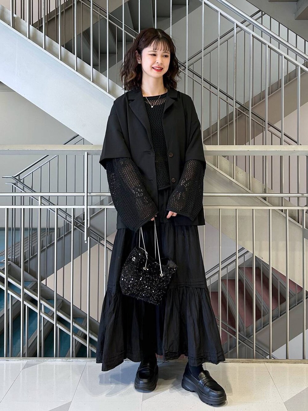 「ワンピース、骨格ウェーブ、高身長、体型カバー、韓国系、ユニセックス、モテ、カジュアル、ロングスカート、RAGEBLUE」｜「RAGEBLUEのフラワーモチーフ透かし編みニット（ニット/セーター、ブラック系）」を使った、理咲さん（レディース・163cm）の春コーディネートの1枚目の写真