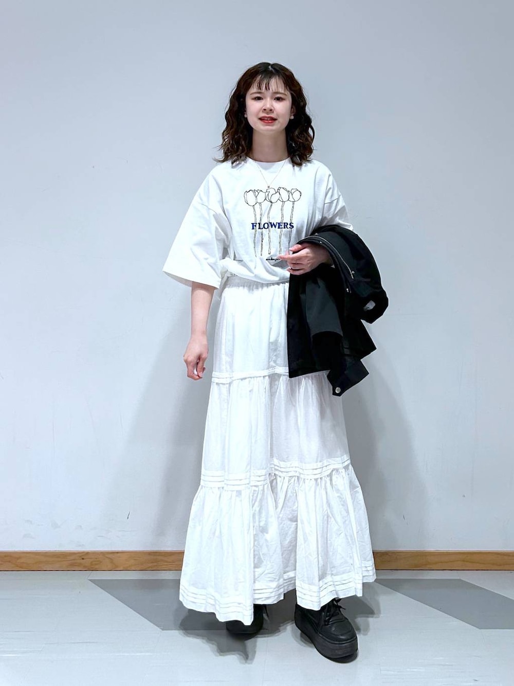 「骨格ウェーブ、高身長、体型カバー、韓国系、ユニセックス、モテ、カジュアル、ワンピース、ロングスカート、RAGEBLUE」｜「RAGEBLUEの2WAY/バックフリルデザイン/ショートモッズコート（モッズコート、ブラック系）」を使った、理咲さん（レディース・163cm）の春コーディネートの1枚目の写真