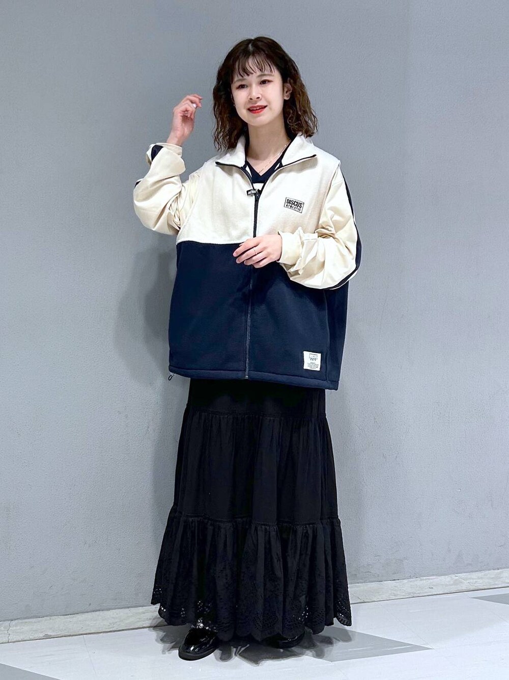 「ワンピース、ロングスカート、RAGEBLUE、骨格ウェーブ、高身長、体型カバー、韓国系、ユニセックス、モテ、カジュアル」｜「DISCUSのDISCUS/ディスカス フリースベスト（ベスト、ホワイト系）」を使った、理咲さん（レディース・163cm）の秋コーディネートの1枚目の写真