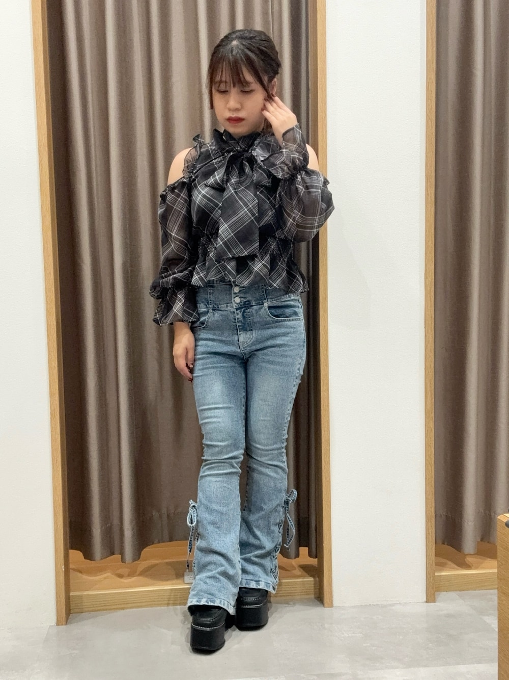 ブルー系のデニムパンツ、ブラック系のシャツ/ブラウスを着用したレディースの秋コーディネートの1枚目の写真