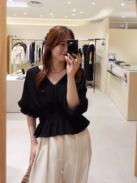 「CAPRICIEUX LE'MAGE（カプリシューレマージュ）のウエストマークVネックブラウス（シャツ/ブラウス、ブラック系）」を使った、riho_lemageさん（レディース・155cm）の春コーディネート