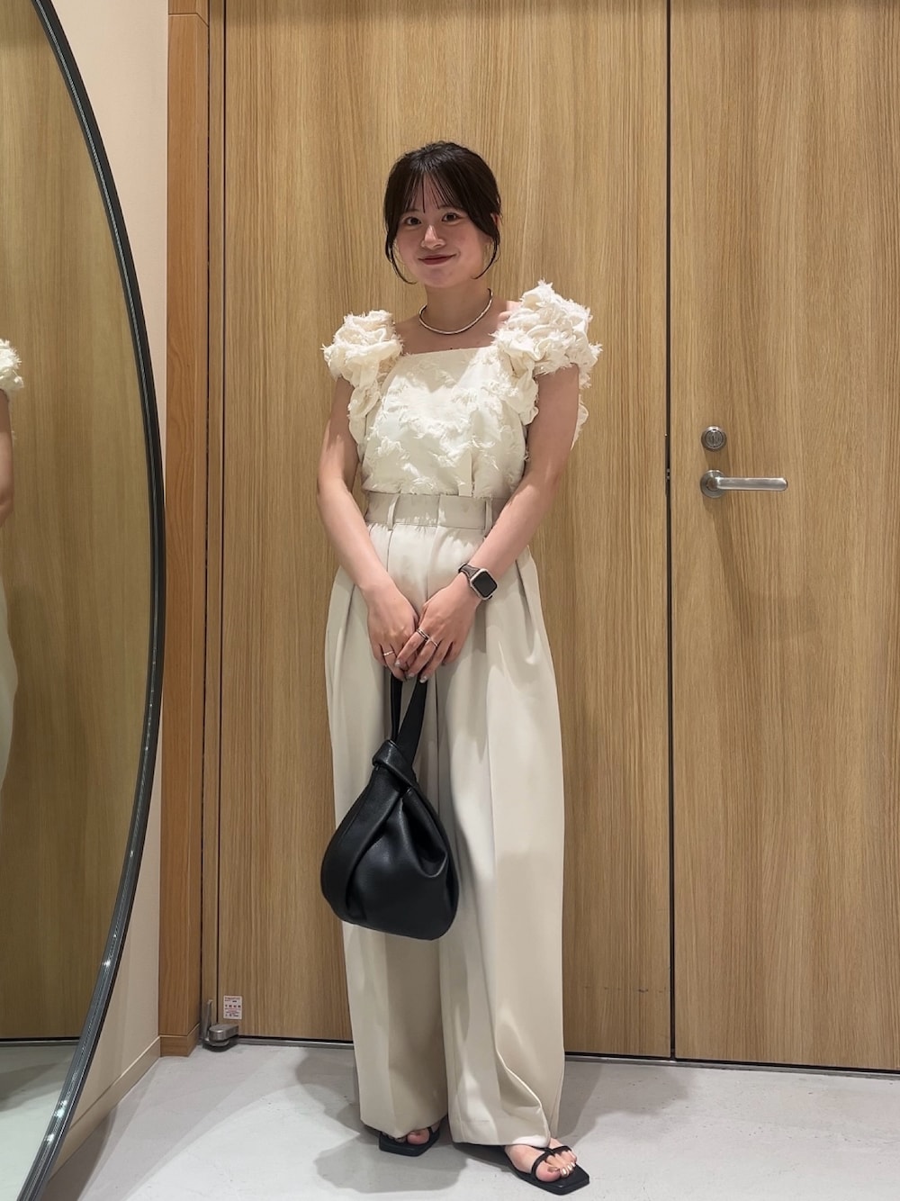 ホワイト系のシャツ/ブラウス、ホワイト系のその他パンツ、ブラック系のハンドバッグを着用したレディースの夏コーディネートの1枚目の写真