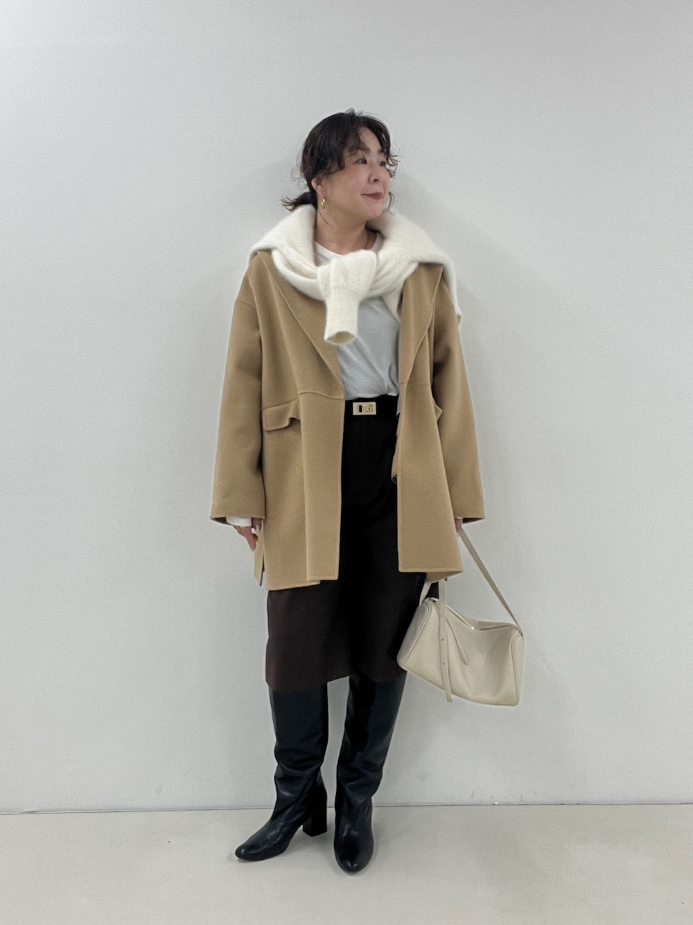 イエロー系のその他アウター、ブラウン系のその他パンツ、ホワイト系のショルダーバッグを着用したレディースの秋コーディネートの1枚目の写真