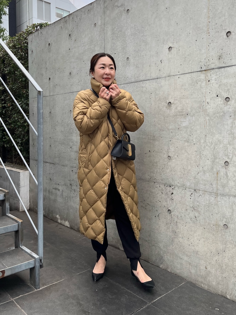 「nolleys、woman、TAION、ダッフルコート、ダウン、ジョガーパンツ、大人カジュアル、大人コーデ、きれいめカジュアル」｜「TAIONの◇【WEB限定】【TAION/タイオン】別注ダイヤキルトスタンドロングダウン（ダウンジャケット/コート、イエロー系）」を使った、nol futamiさん（レディース・157cm）の冬コーディネートの1枚目の写真