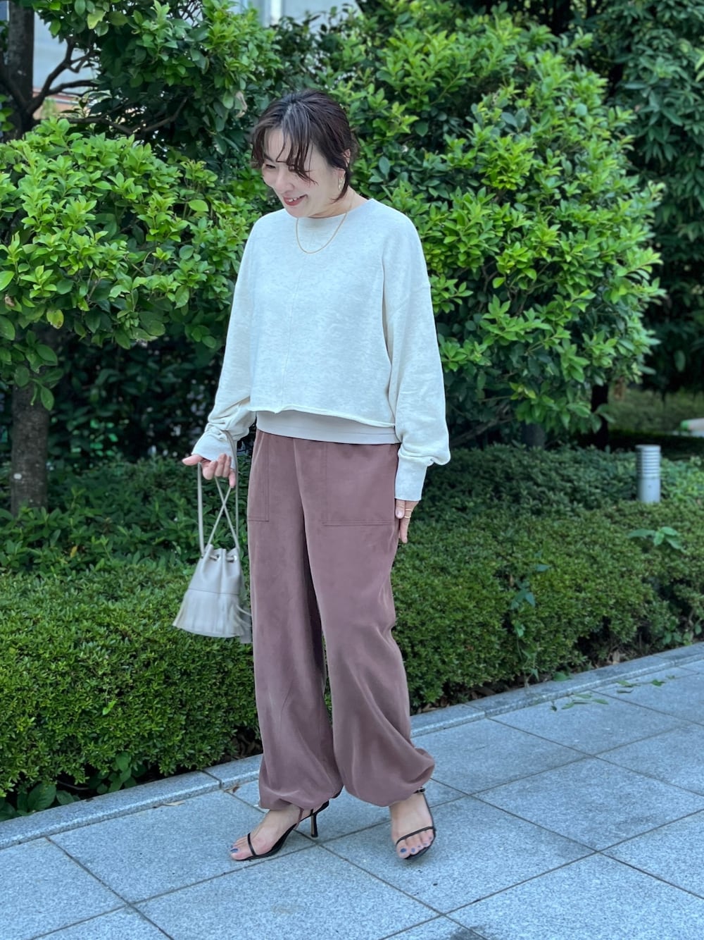 ホワイト系のTシャツ/カットソー、ブラウン系のその他パンツを着用したレディースの夏コーディネートの1枚目の写真