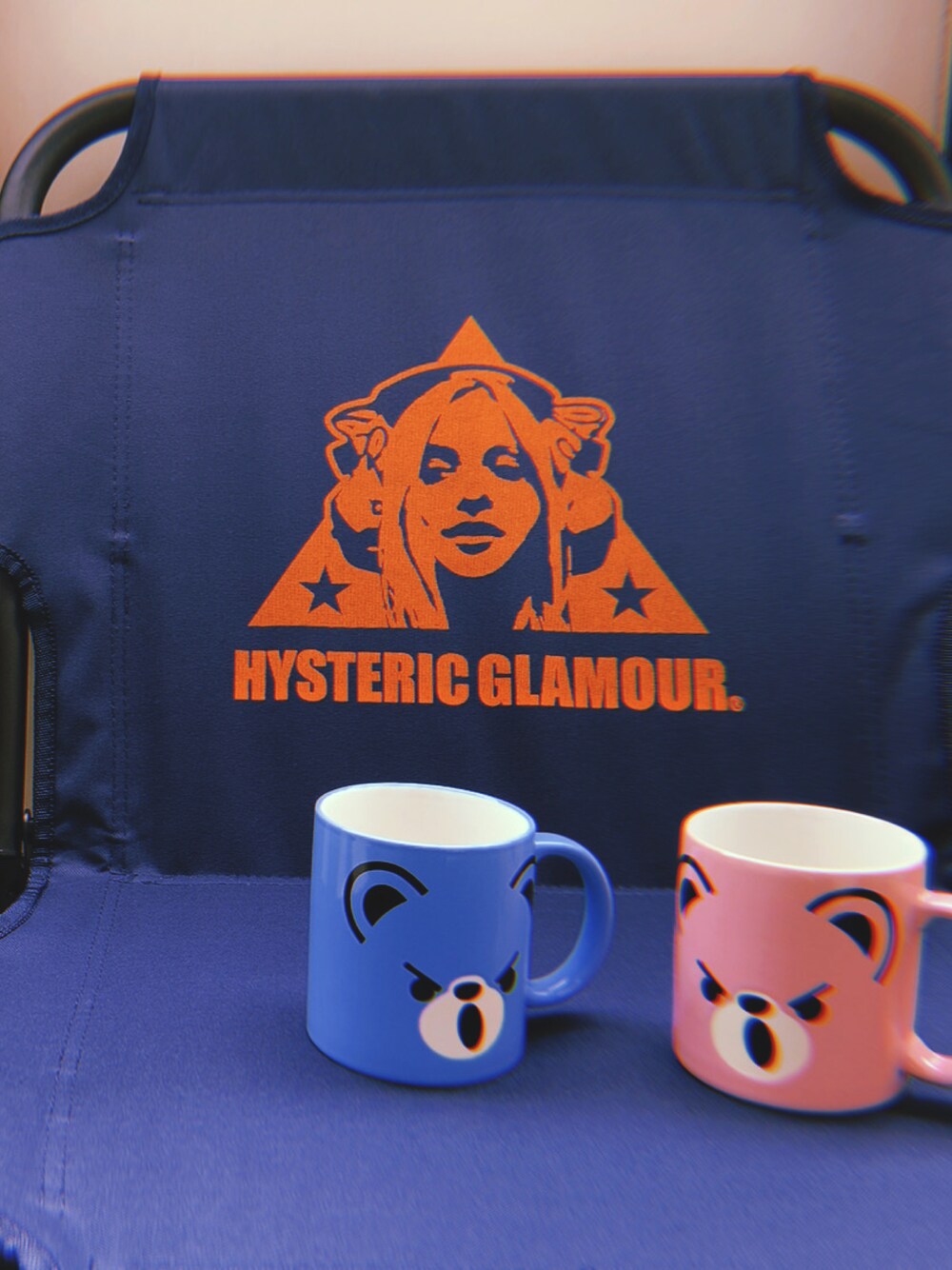 「おしゃれさんと繋がりたい、ネイビー、マグカップ、ヒステリックグラマー、hysteric glamour、としみつ、東海オンエア、ラフ、ヒステリックグラマー椅子、チェアー、椅子」｜「HYSTERIC GLAMOURのTRIANGLE WOMAN フォールディングチェア1シーター（家具、ブルー系）」を使った、みっくん🦕さん（メンズ・163cm）の秋コーディネートの1枚目の写真