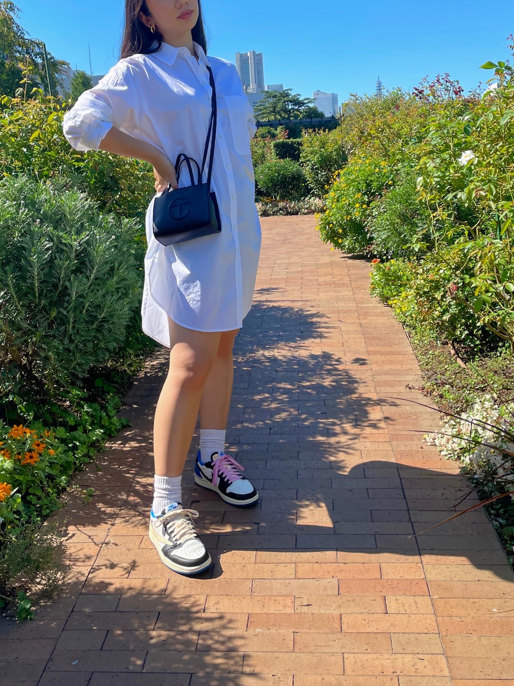 「aj1、travisscott、fragmentdesign、sneakers、スニーカー女子、スニーカー、ZARA、TELFAR、ootd、シャツスタイル、NIKE」｜「AIR JORDANのアイテム（スニーカー、ブルー系）」を使った、itsshiiiishiiiiさん（レディース・163cm）の秋コーディネートの1枚目の写真