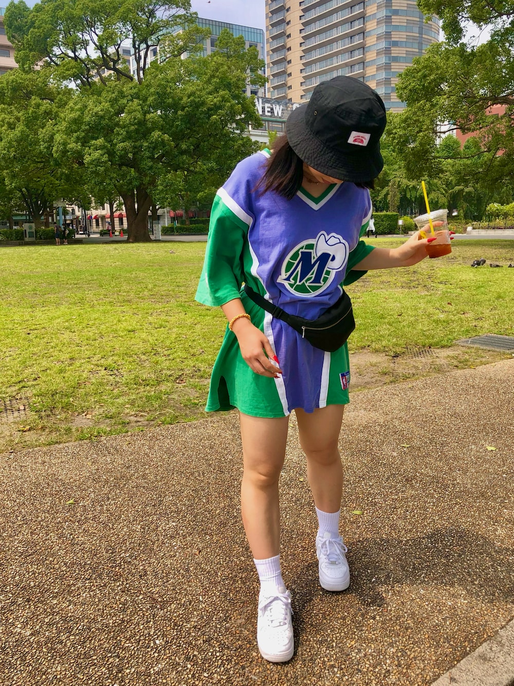 「street、NBA、90’s、90'sスタイル、古着、NIKE、airforce1、バケットハット、VINTAGE、AF1、ワンピース、streetstyle、ストリート」｜「NIKEのナイキ エア フォース 1 '07 ウィメンズシューズ / Nike Air Force 1 '07 Women's Shoes DD8959-100 White（スニーカー、ホワイト系）」を使った、itsshiiiishiiiiさん（レディース・163cm）の秋コーディネートの1枚目の写真