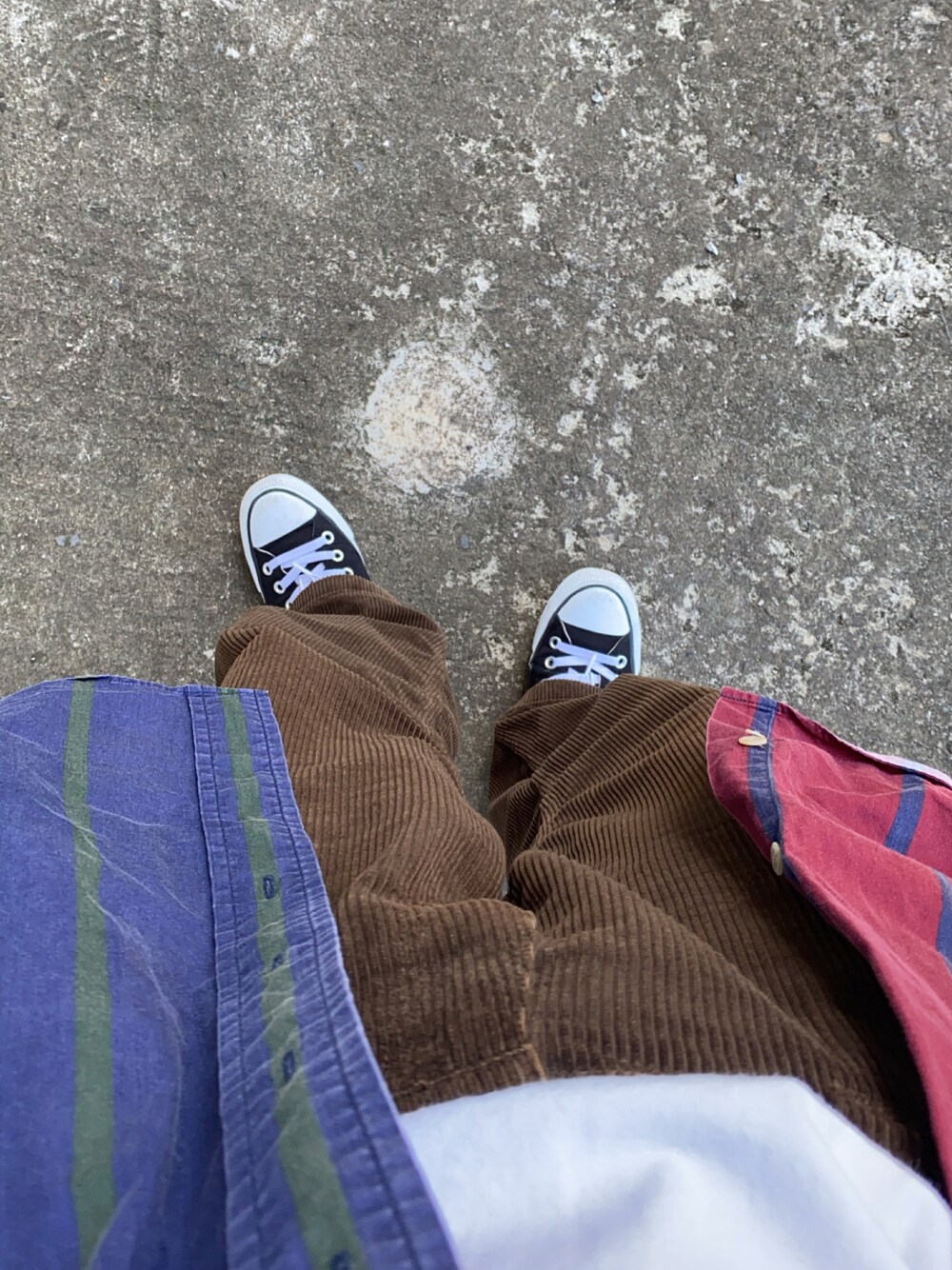 ブラック系のスニーカー、ブルー系のシャツ/ブラウスを着用したレディースの夏コーディネートの1枚目の写真