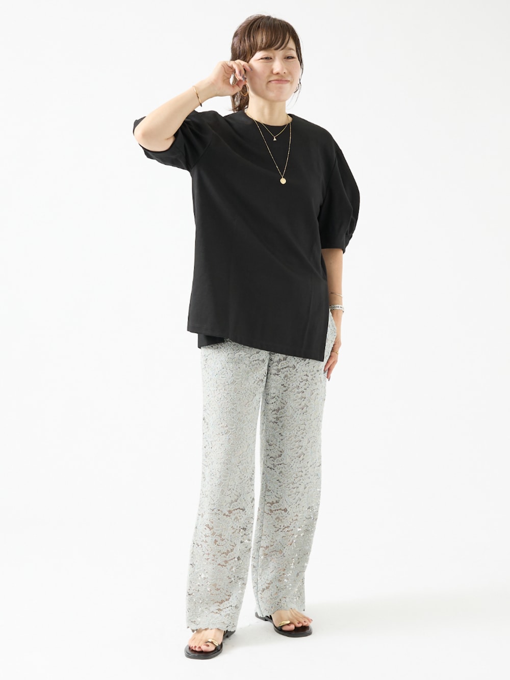 グレー系のその他パンツ、ブラウン系のTシャツ/カットソーを着用したレディースの夏コーディネートの1枚目の写真